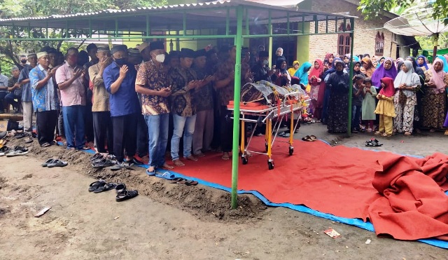 Jasat kedua korban saat akan disholatkan.