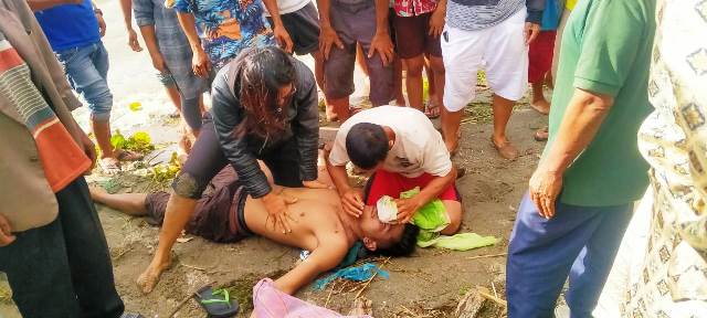 Korban saat ditemukan dan berupaya diselamatkan warga namun tak berhasil.