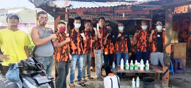 Para pengurus Pemuda Pancasila Kelurahan Tambun Nabolon sesaat sebelum melakukan penyemprotan disinfektan ke rumah-rumah warga.