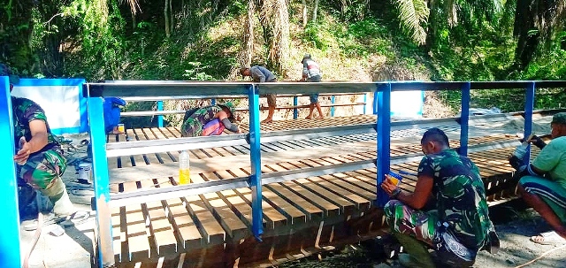 Pengerjaan jembatan yang dilakukan Satgas TMMD.
