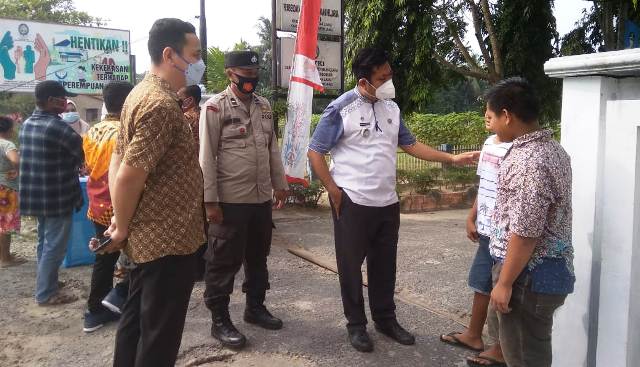 Pihak Forkopimcam Pantai Labu memberikan himbauan pada warga yang tak memakai masker.