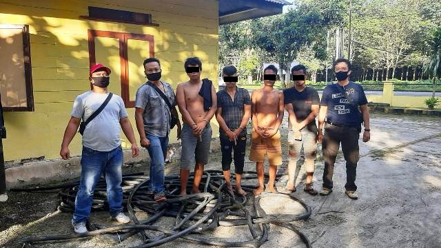 Keempat pelaku diamankan petugas bersama barang bukti.