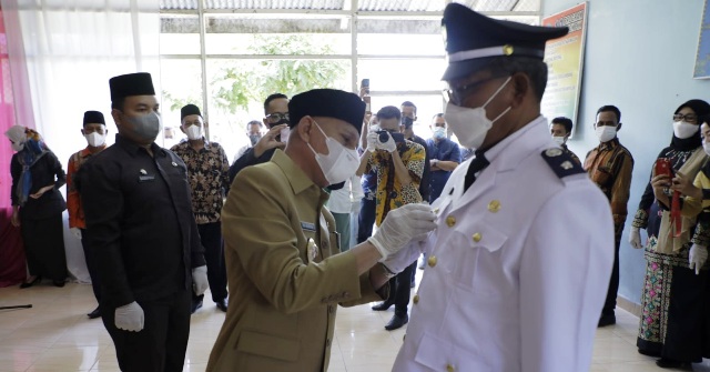 Bupati Asahan, Surya saat melantik Kepala Desa antar waktu Rawang Lama, Arga Suryanto.