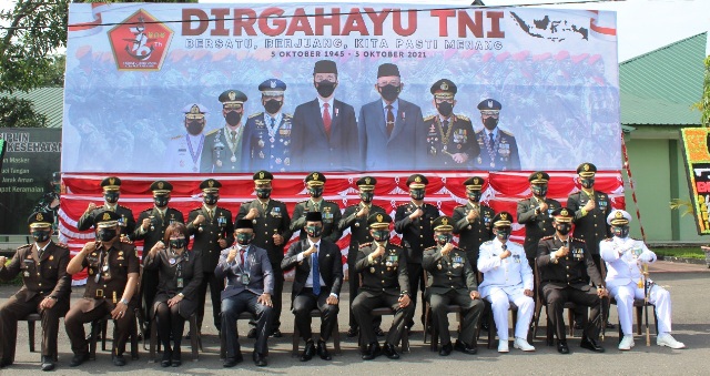 Foto bersama di HUT TNI ke 76 tahun 2021.