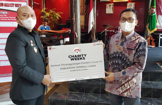 Bupati Taput, Nikson Nababan menerima banruan dari PT Inalum.