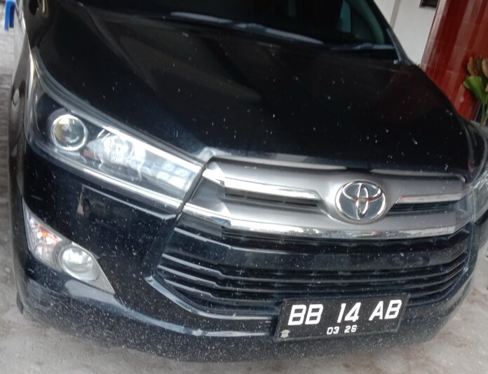 Diduga mobil dinas milik Kepala Insepketorat Pemkab Taput yang warna nopolnya berubah.