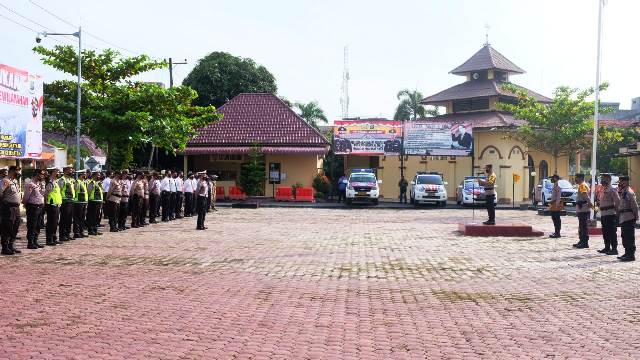 Kapolres Tanjungbalai, AKBP Triyadi saat membacakan amanat Kapoldasu, Irjen Pol RZ Panca Putra Simanjuntak.