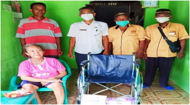 Pengurus MKGR Pantai Labu menyerahkan bantuan kursi roda.