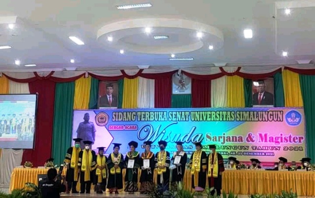 Sidang terbuka senat Universitas Simalungun.