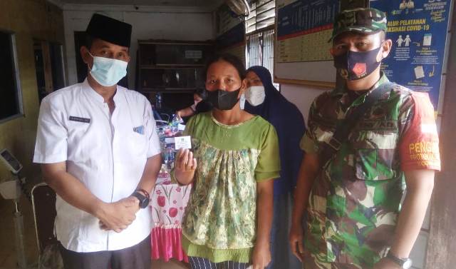 Warga yang telah disuntik tahap kedua menunjukan kartu doorprize.