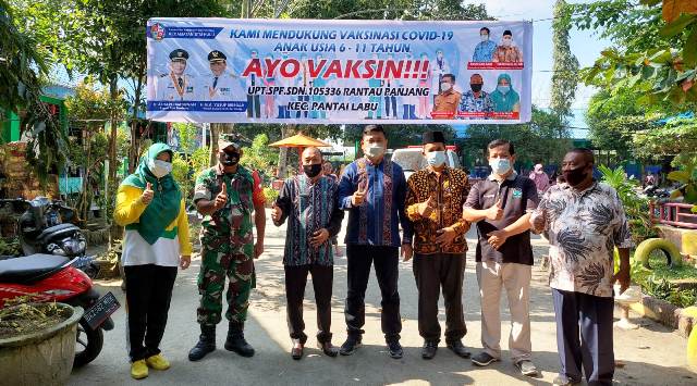 Foto bersama pada pelaksanaan Gebyar Vaksin di SDN 105336 Kelambir.