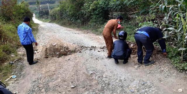 Kegiatan gotong royong yang dilakukan para Camat.