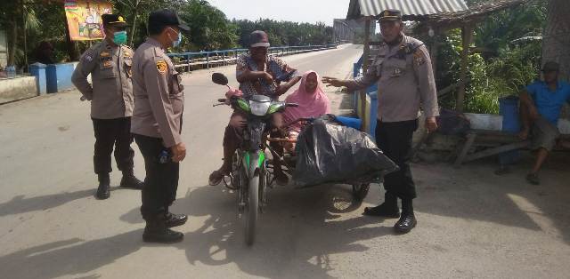 Para pengendara distop petugas untuk mengikuti kegiatan vaksinasi.