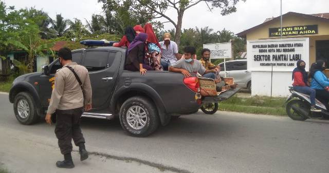 Penjemputan warga yang akan mengikuti vaksinasi.