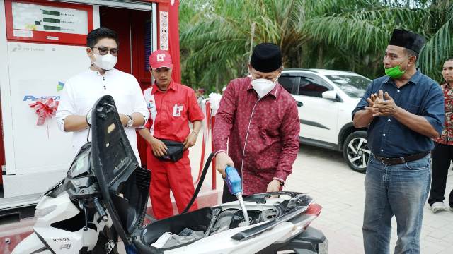 Plt Wali Kota Tanjungbalai, Waris Talib mengisikan BBM secara gratis pada pengendara sepeda motor.