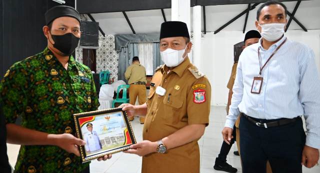 Plt Wali Kota Tanjungbalai, Waris Talib saat menyerahkan bantuan insentif.