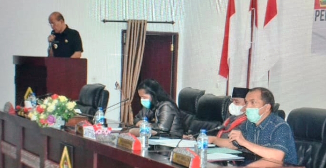 Wakil Bupati Samosir, Martua Sitanggang menyampaikan sambutanya pada rapat paripurna DPRD Samosir.