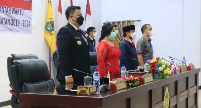 Bupati Samosir, Vandiko Gultom menghadiri rapat paripurna pelantikan PAW Anggota DPRD.