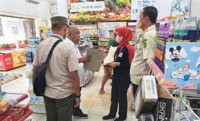 Kadisdagkop dan UKM, SA Hasibuan didampingi Kasat Pol PP, Singgih Purwant saat melakukan kroscek kelangkaan minyak goreng di salah satu minimarket DI Aek Kanopan.