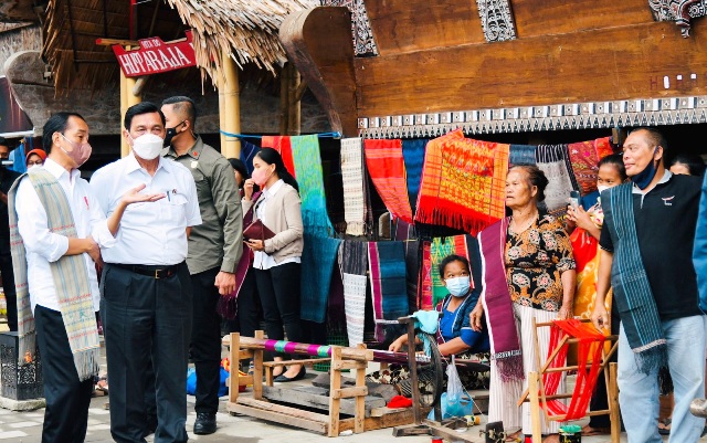 Presiden Joko Widodo saat mengunjungi Kampung Ulos Huta Raja di Kabupaten Samosir.