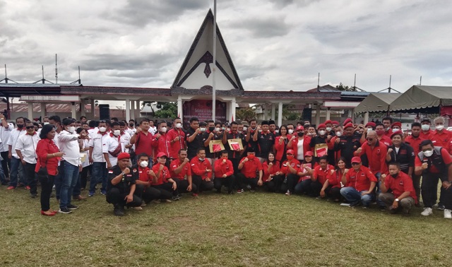 Foto bersama Ketua PDI-Perjuangan Taput, Nikson Nababan bersama para pengurus yang dilantik.