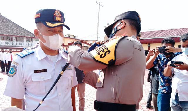 Kapolres Samosir, AKBP Josua Tampubolon menyematkan pita pada perwakilan personil Operasi Ketupat Toba Tahun 2022.