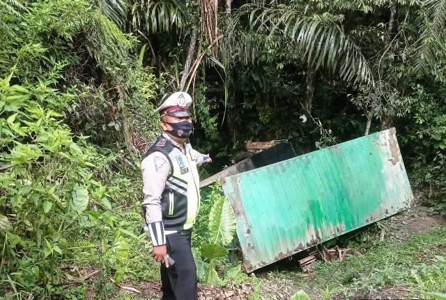 Petugas melakukan olak TKP di lokasi kejadian.