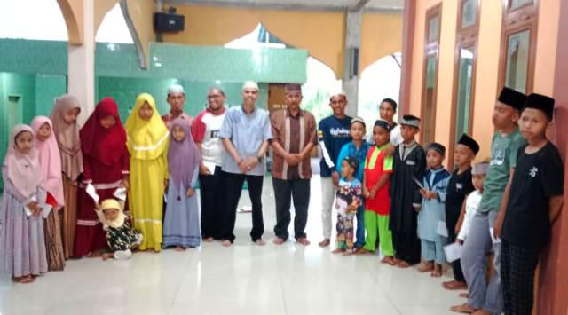 Foto bersama usai penyantunan terhadap anak yatim.