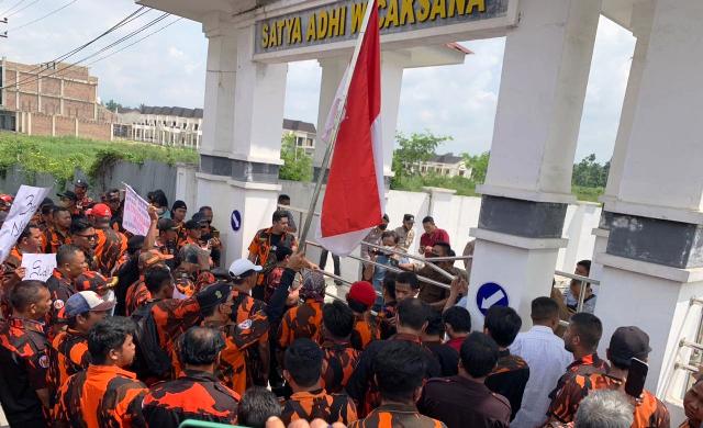 Aksi demo Sapma PP di depan kantor Kejari Simalungun.