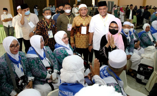 Plt Wali Kota Siantar, Susanti Dewayani didampingi Sekda Budi Utari Siregar bersama calon jamaah haji.