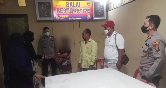 Proses perdamaian antara pelaku dan korban pencurian HP di Polsek Tanjungbalai Utara.