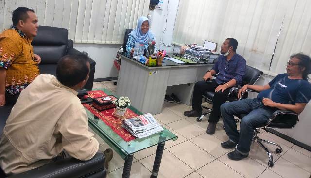 Awak media saat bertemu dengan Plt Kadis Lingkungan Hidup Provinsi Sumut, Siti Ayu Nasution.