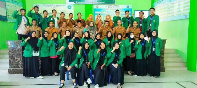 Foto bersama usai pembukaan opening ceremony kegiatan KKN UINSU di Desa Pasar V Kebun Kelapa.