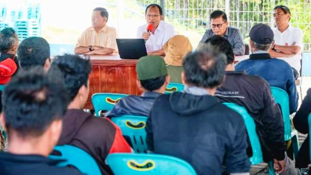 Bupati Humbahas, Dosmar Banjarnahor melakukan diskusi dengan kelompok tani.