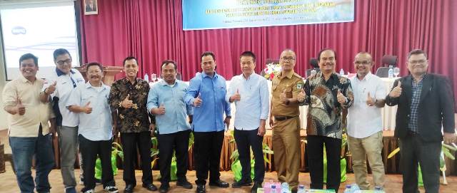 Foto bersama usai kegiatan sosialisasi yang dilakukan Perumda Tirtauli.