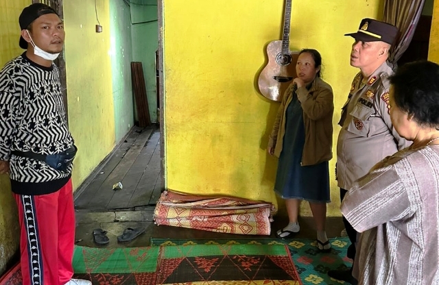 Kapolsek Parapat, AKP Jonni Silalahi saat memintai keterangan dari pihak keluarga korban.