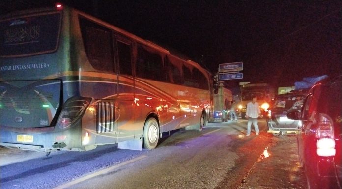 DIDUGA AKIBAT KELANGKAAN SOLAR, ARUS LALU LINTAS DI PARAPAT MENGALAMI KEMACETAN PANJANG